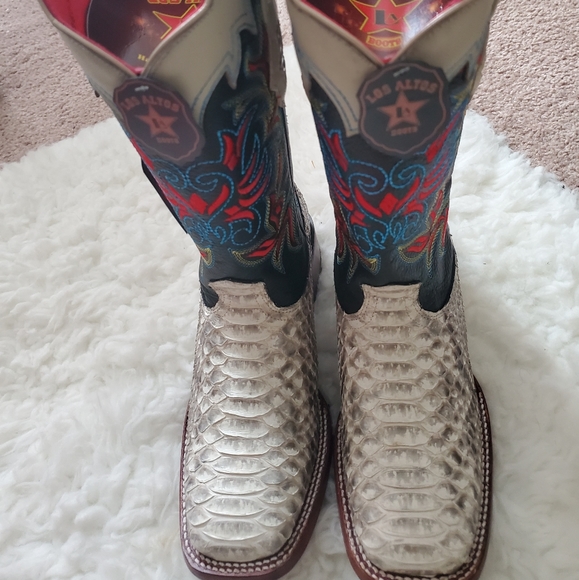 Los Altos Western Wear - Picture 3 of 3